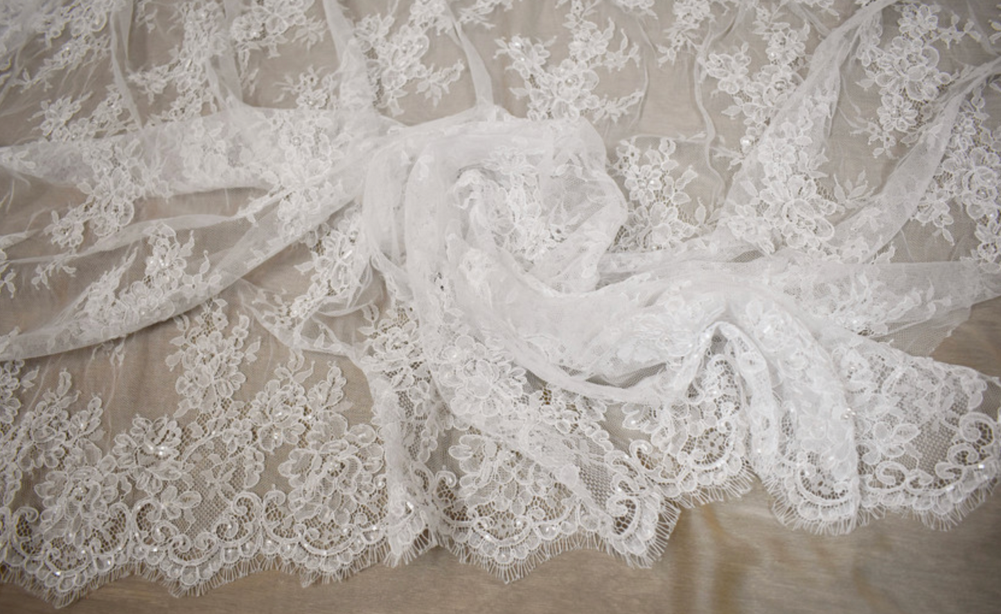 Encaje Bordado Blanco con Festón Floral para Velos de Novia