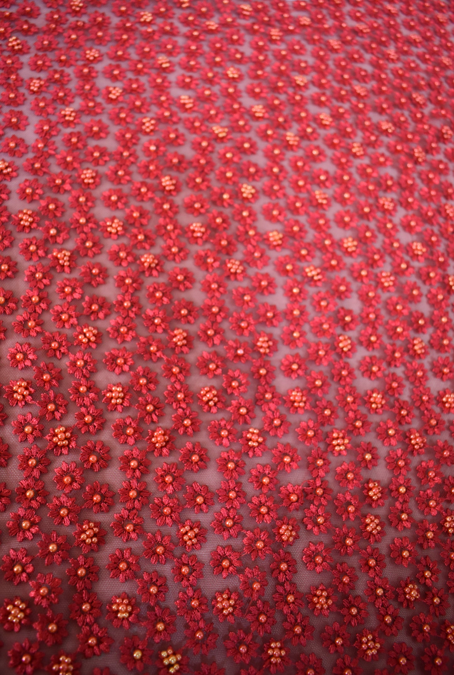 Tul Bordado Rojo con Florecillas y Perlas