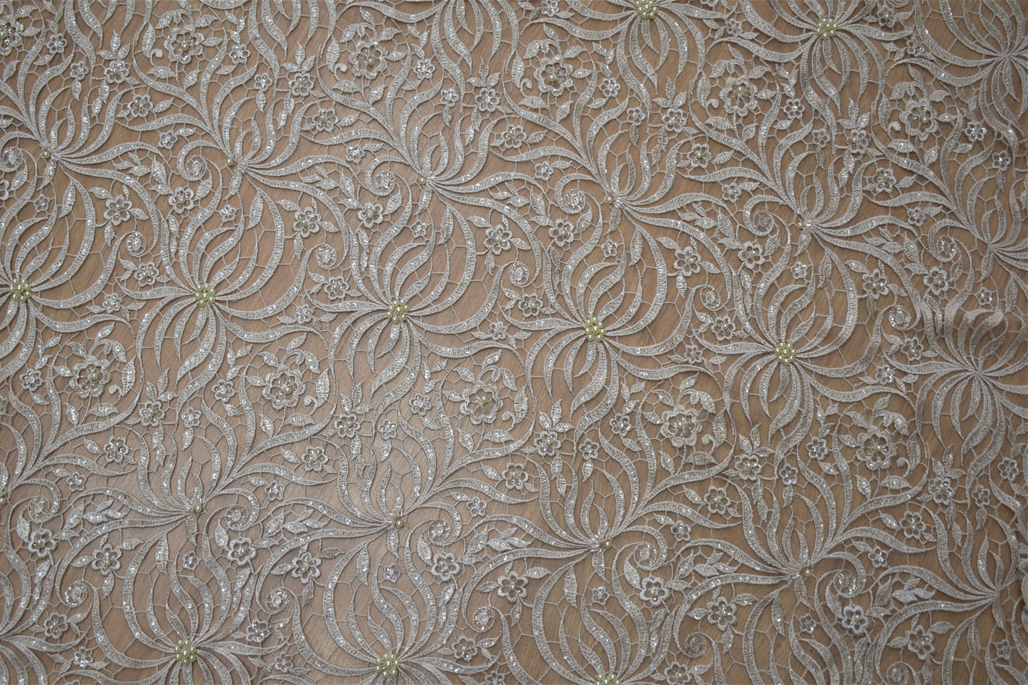 Velo Bordado Beige Floral con Perlas para Novias y XV Años