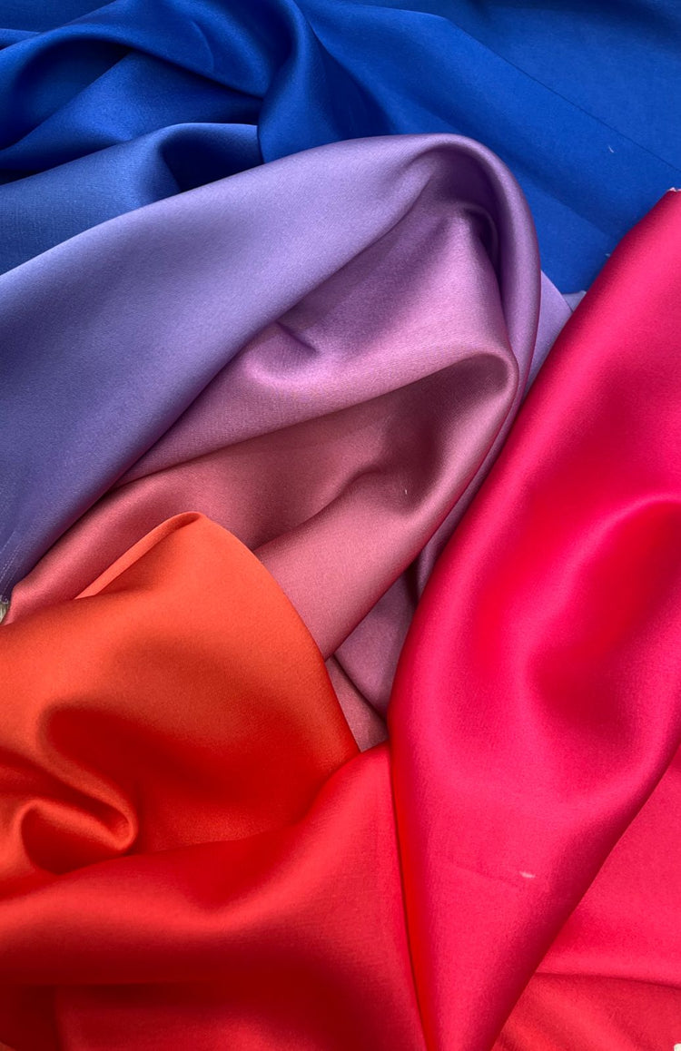 Seda satinada en degradé arcoíris azul, lila y fucsia, tela drapeada