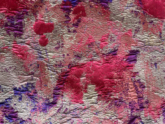 Detalle de brillo lurex en jacquard con motivos florales abstractos morados y rosa fucsia