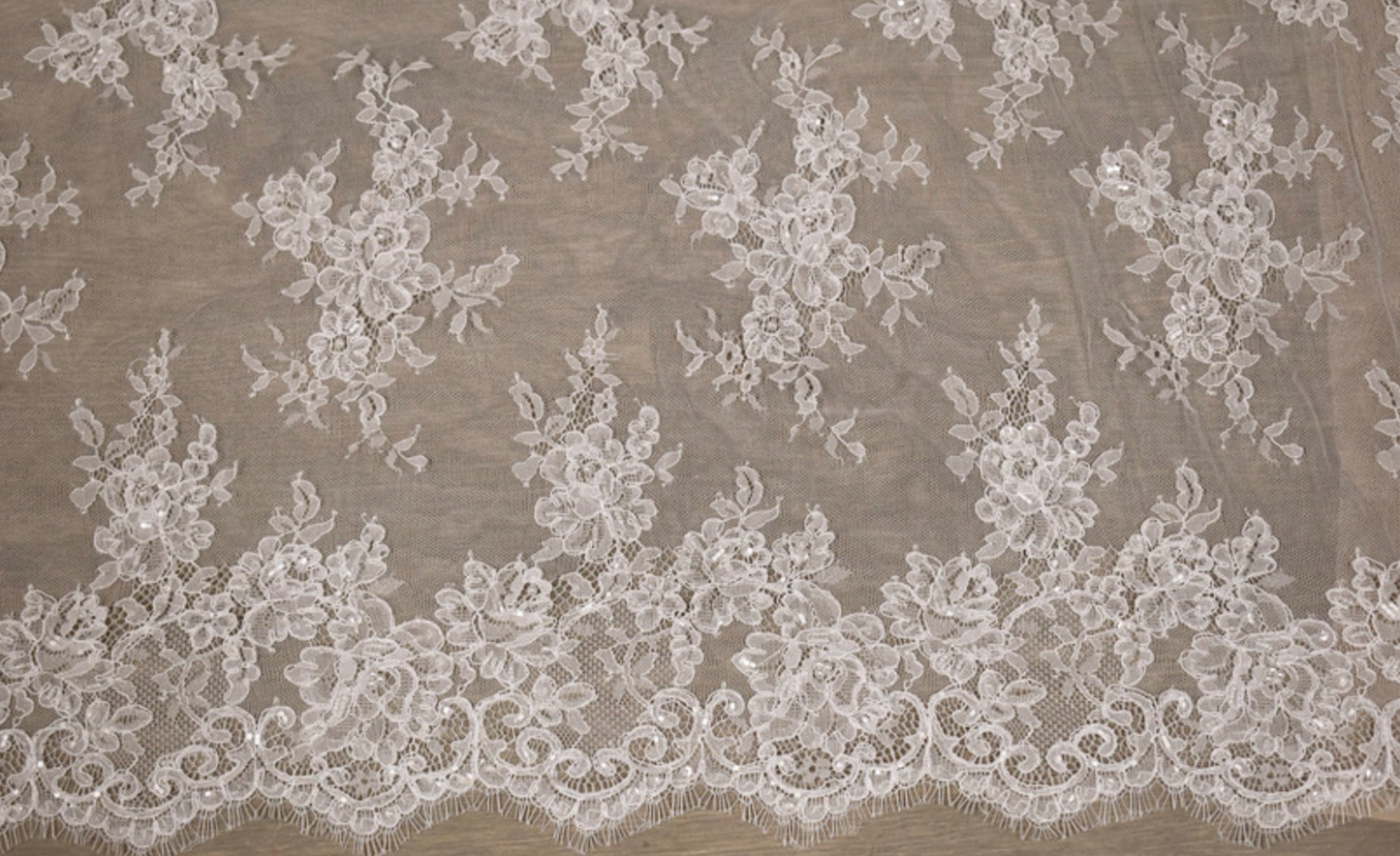 Encaje Bordado Blanco con Festón Floral para Velos de Novia