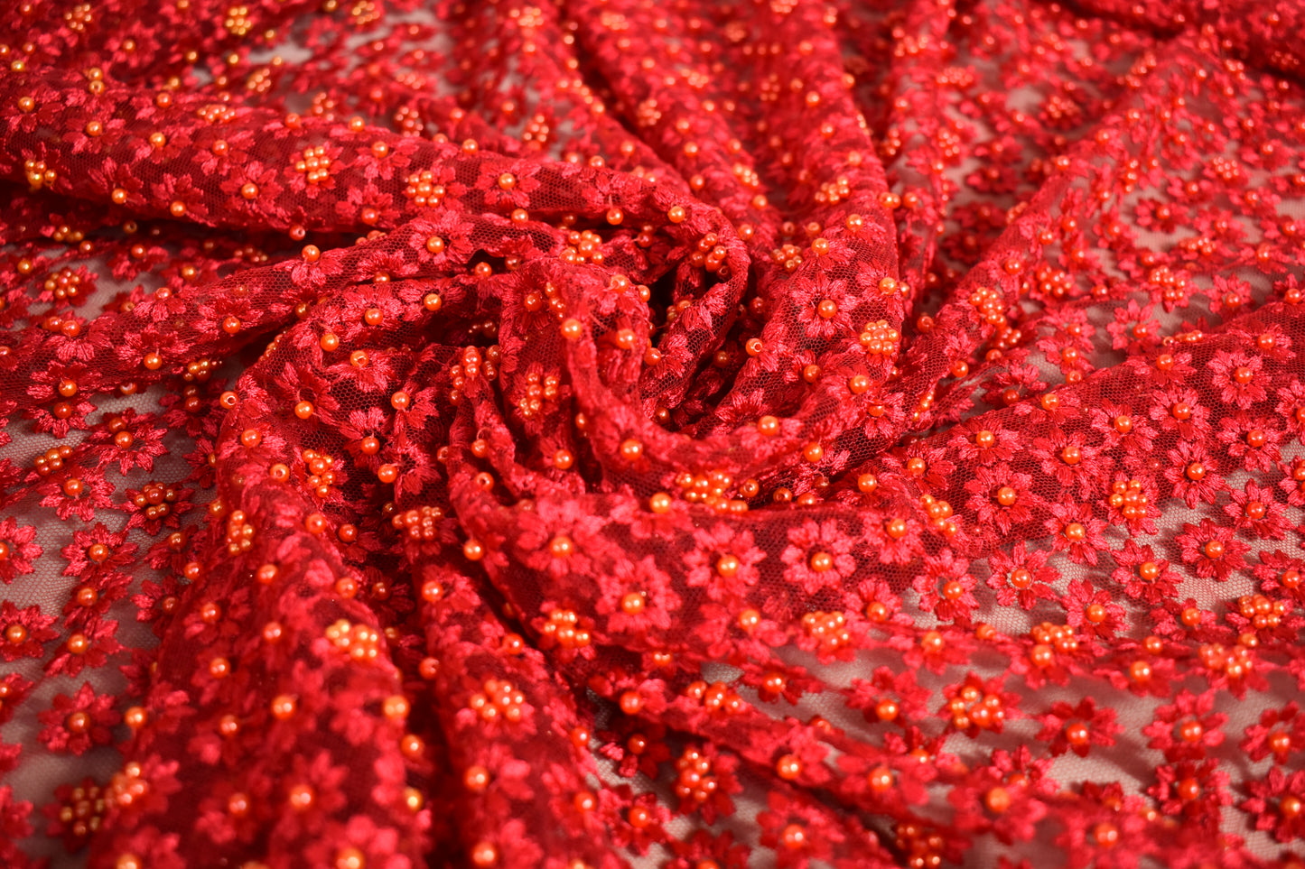 Tul Bordado Rojo con Florecillas y Perlas