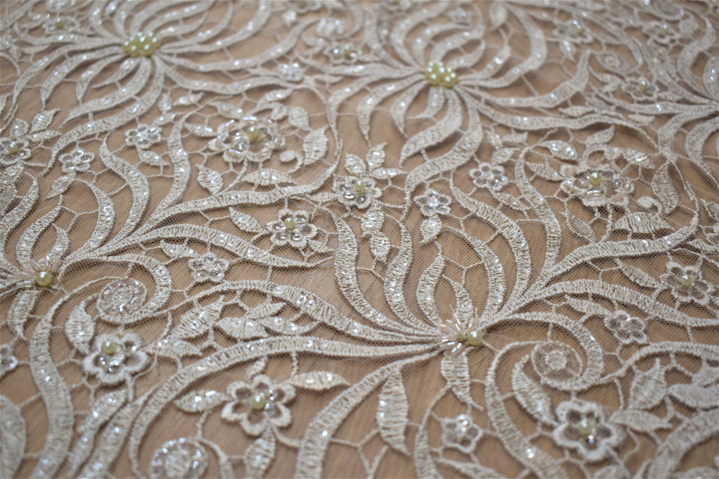 Velo Bordado Beige Floral con Perlas para Novias y XV Años