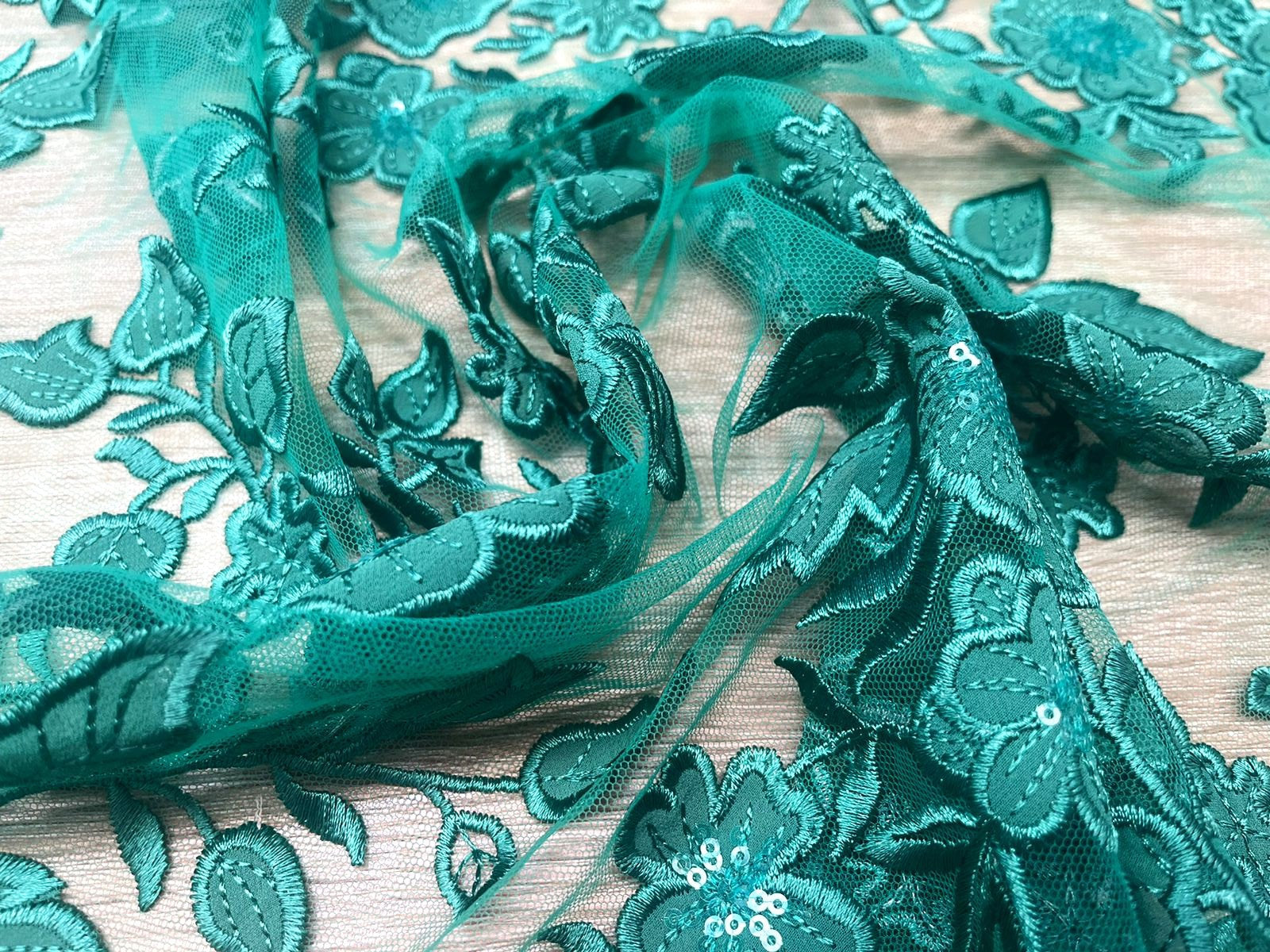 Encaje bordado de tul verde
