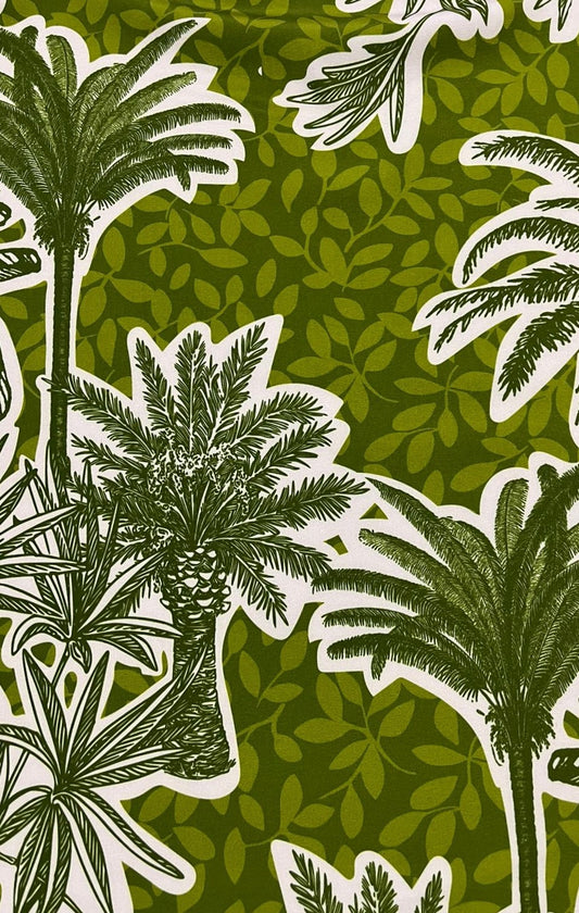 Detalle de palmera ilustrada en verde con contorno blanco sobre fondo de hojas