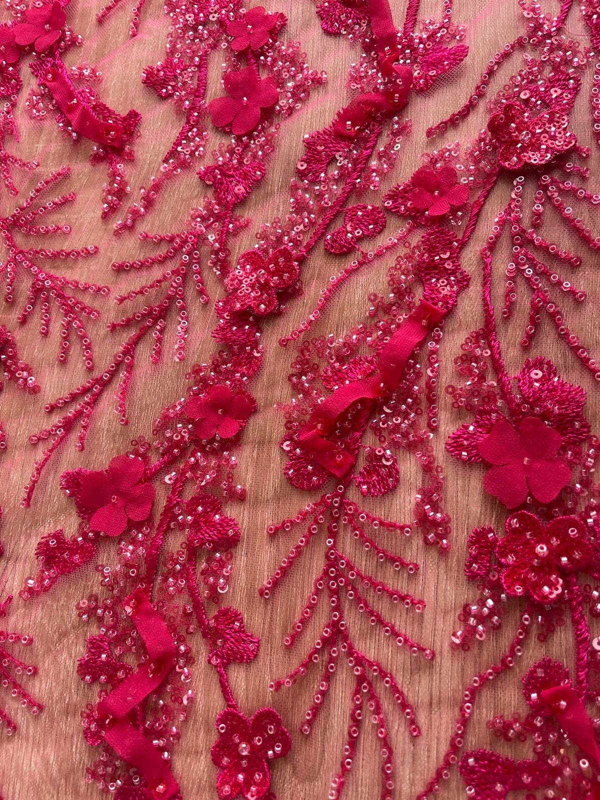 Tul Bordado con Flores en Relieve, Mostacilla y Pedrería