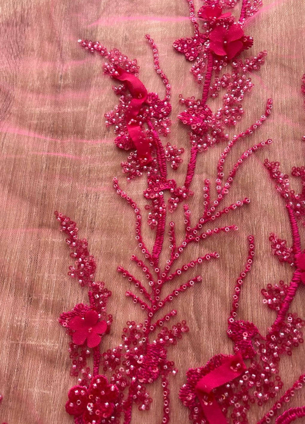Tul Bordado con Flores en Relieve, Mostacilla y Pedrería