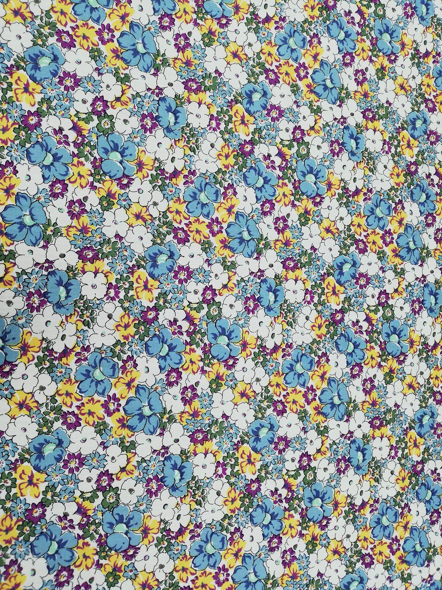 Popelina Floral Silvestre Azul, Amarillo y Morado sobre Blanco