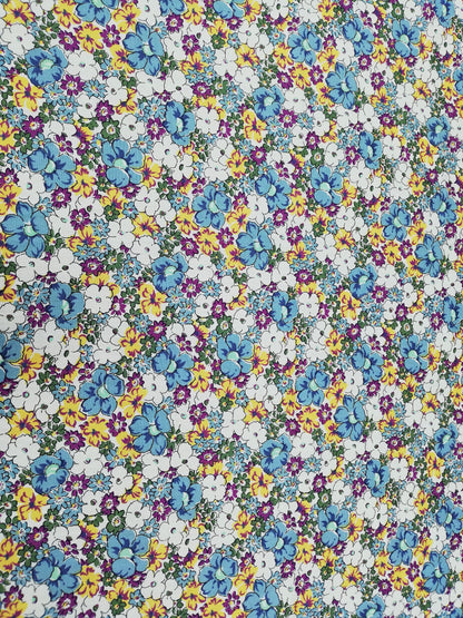 Popelina Floral Silvestre Azul, Amarillo y Morado sobre Blanco