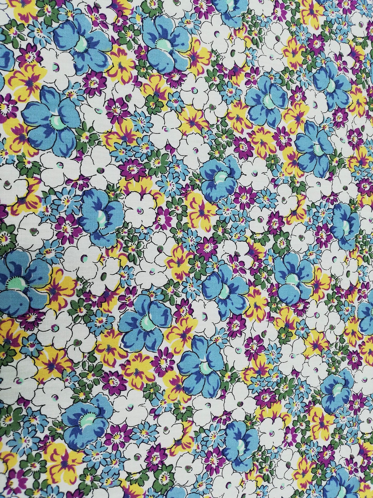 Popelina Floral Silvestre Azul, Amarillo y Morado sobre Blanco
