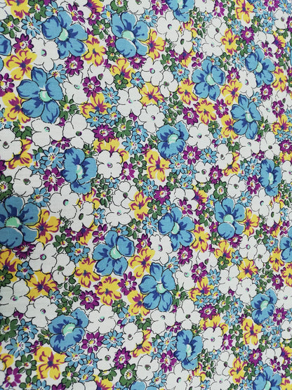 Popelina Floral Silvestre Azul, Amarillo y Morado sobre Blanco