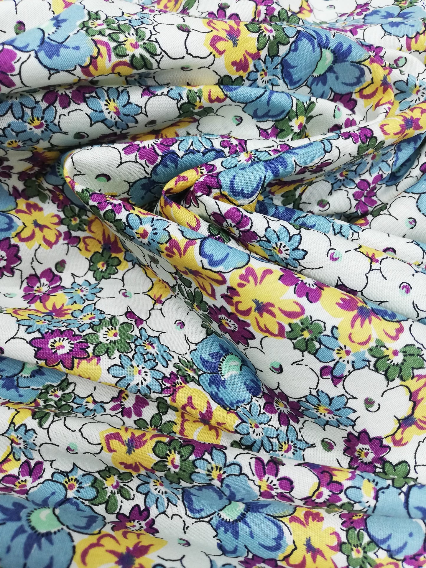 Popelina Floral Silvestre Azul, Amarillo y Morado sobre Blanco