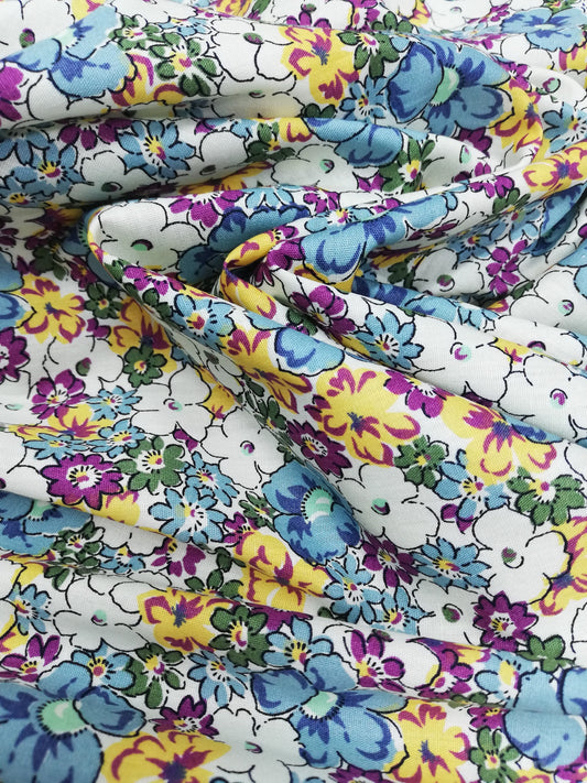 Popelina Floral Silvestre Azul, Amarillo y Morado sobre Blanco