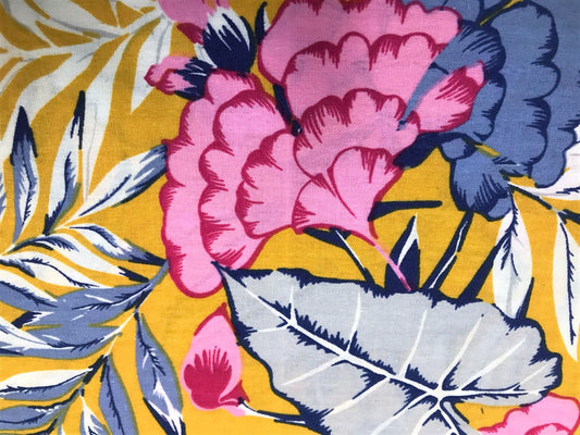 Detalle de flor rosa y hoja gris con nervaduras blancas sobre popelina mostaza