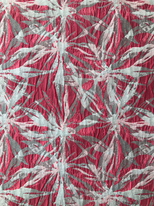 Primer plano de textura crinkle en jacquard coral, gris y blanco con doblez de tela