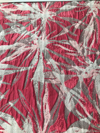 Patrón de follaje repetido en jacquard coral y plata, vista superior