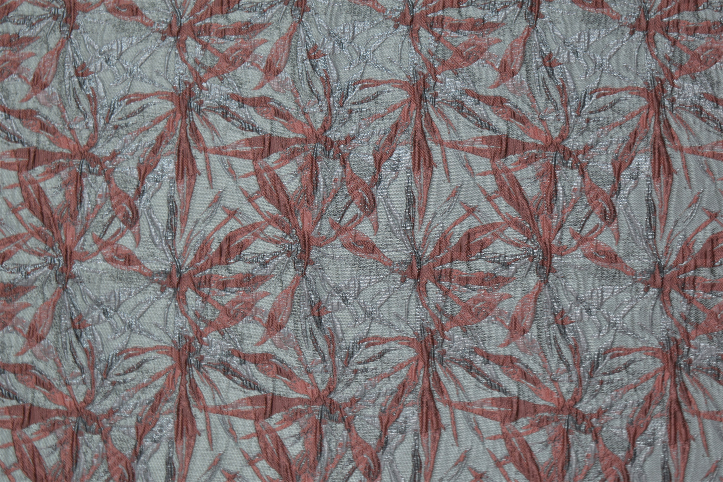 Jacquard geométrico follaje coral y plata, vista general de la tela texturizada