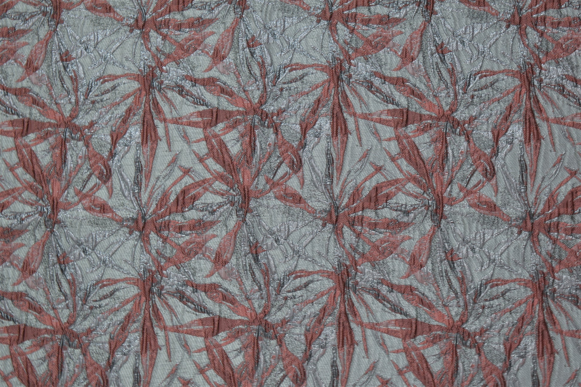 Jacquard geométrico follaje coral y plata, vista general de la tela texturizada