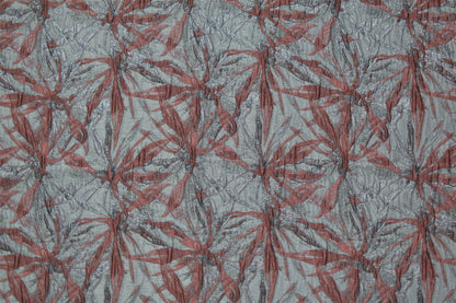 Jacquard geométrico follaje coral y plata, vista general de la tela texturizada
