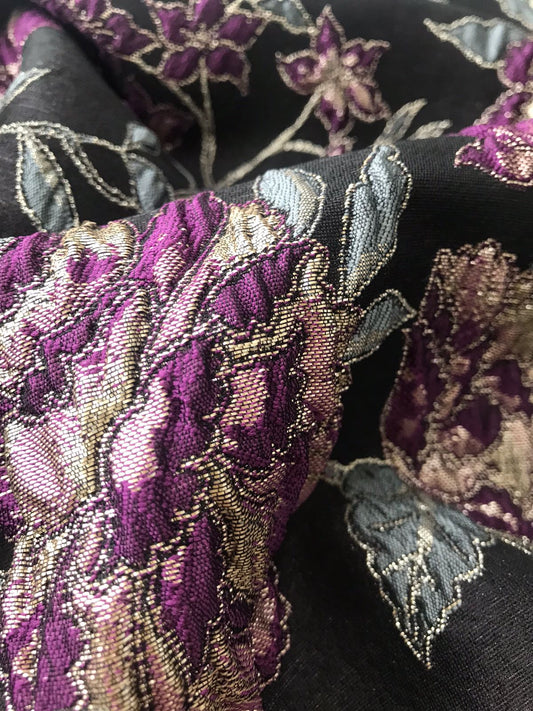 Jacquard floral negro con flores moradas y hojas grises, vista general de la tela