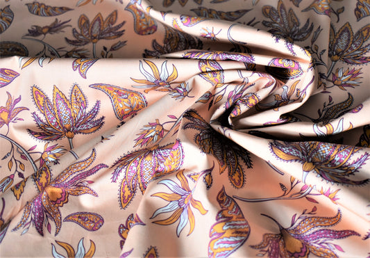 Popelina de algodón estampada paisley floral en durazno curuba, tela drapeada