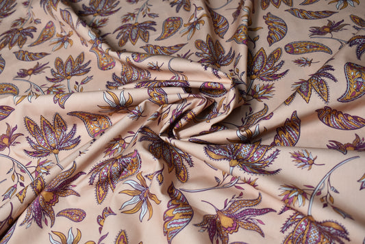 Detalle de estampado paisley mostaza y vino sobre popelina durazno curuba